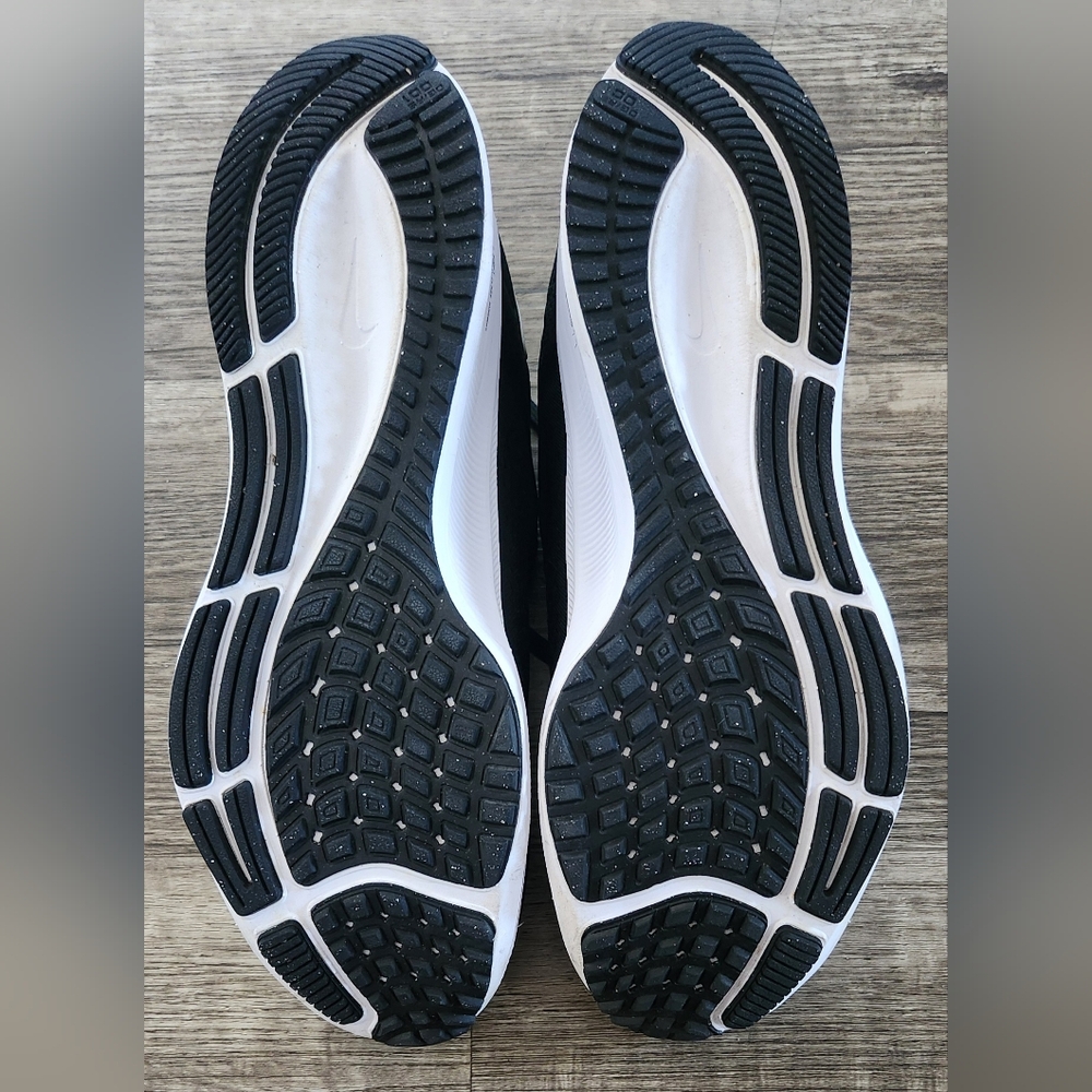 **EXCELLENT** Nike Air Zoom Pegasus 38 Sz 9.5 Black White Flyknit $120 Retail - Picture 8 of 9